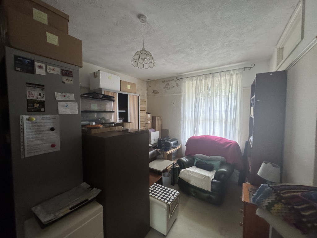 Lot: 89 - RESIDENTIAL INVESTMENT COMPRISING THREE-BEDROOM MAISONETTE AND GARDEN FLAT FOR IMPROVEMENT AND REPAIR - Garden flat bedroom two